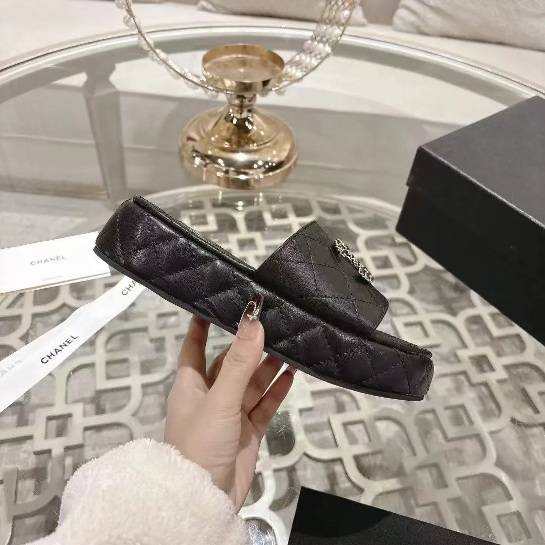 👟👟Ex-factory price 480👟👟 🎉Chanel Chanel 2025 Xiaoxiang C family thick-soled sandals series official website synchronization, classic and elegant, casual wear 🌹🌹🌹🌹Original logo ~ Made of imported sheepskin and C family custom fabrics, a variety of colors for the goddess to choose! ❤️❤️❤️❤️ Code number: 36~40 (35.41.42 customized, non-returnable) Color: 5 colors;